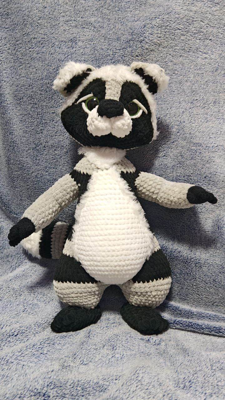 Вязаный енот