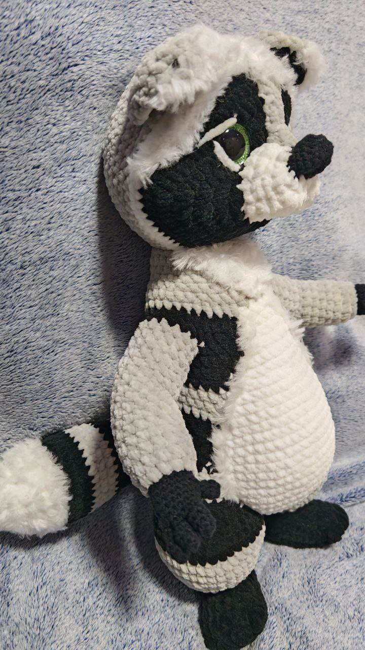 Вязаный енот