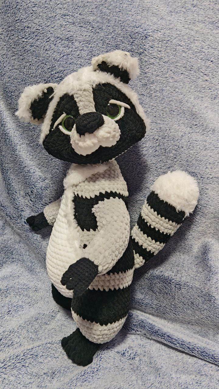 Вязаный енот